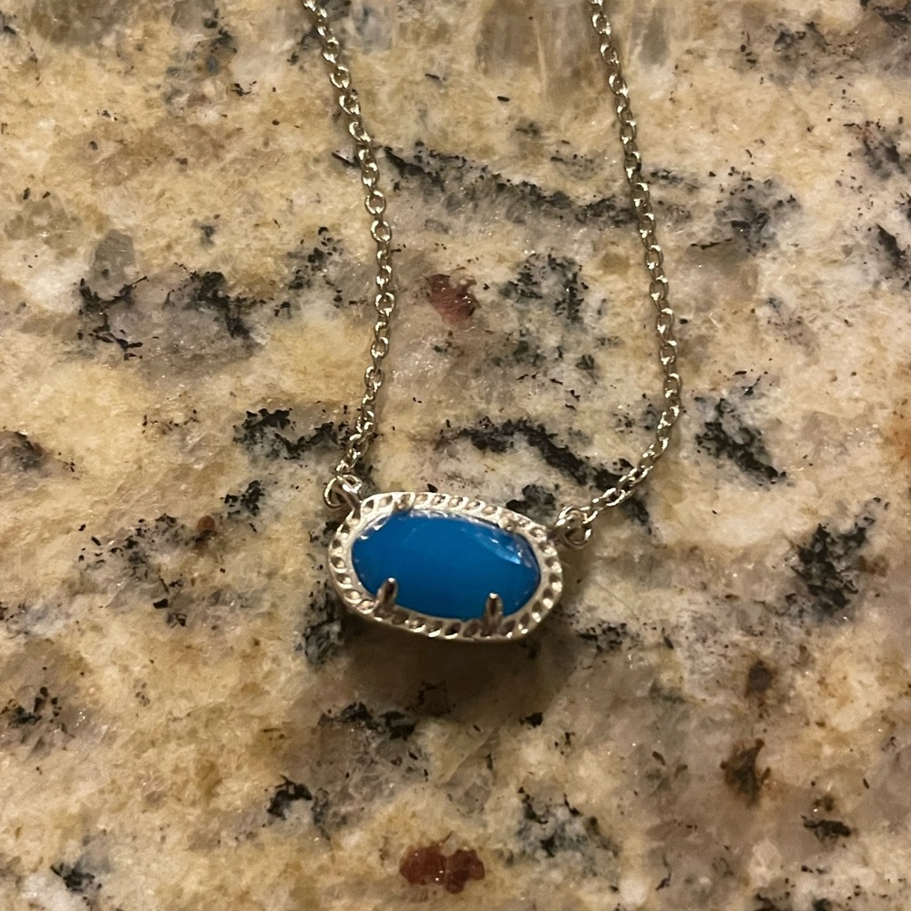 Mini Kendra Scott necklace!